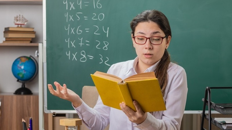 Средняя зарплата учителя в России составляет 56 тысячи рублей за 1,6 ставки