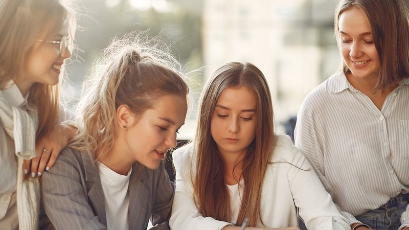 В Госдуме предложили ввести единую федеральную надбавку учителям за «Разговоры о важном»